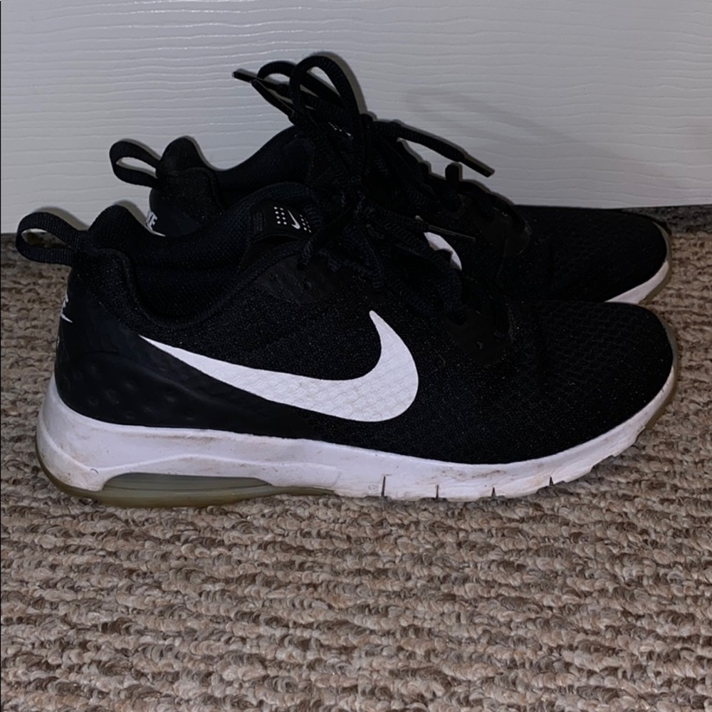 black nike shoes